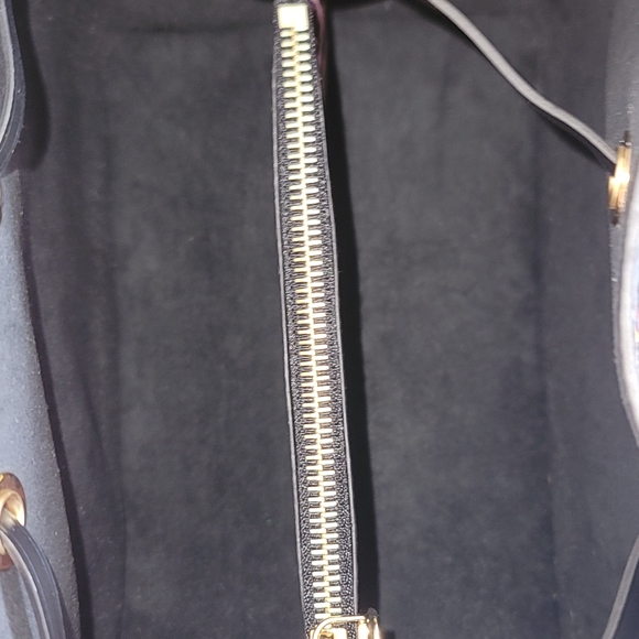 NeoNoe Wild at Heart Louis Vuitton Black Monogram Neo Noe Cross Body Bag - Picture 16 of 17